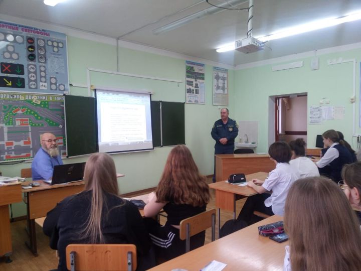 Школьники Болгара узнали о безопасности на зимней воде