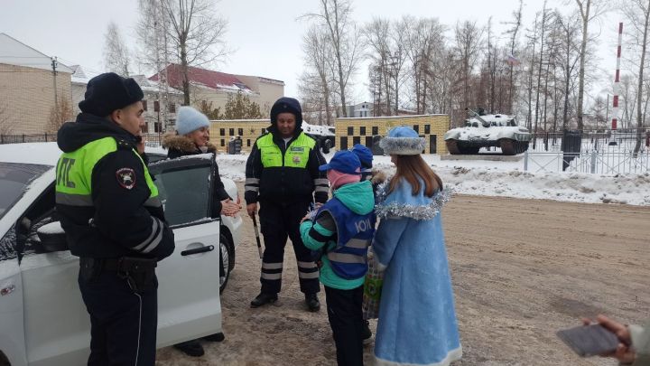 Сотрудники Госавтоинспекции Спасского района поздравили горожан с наступающим Новым годом