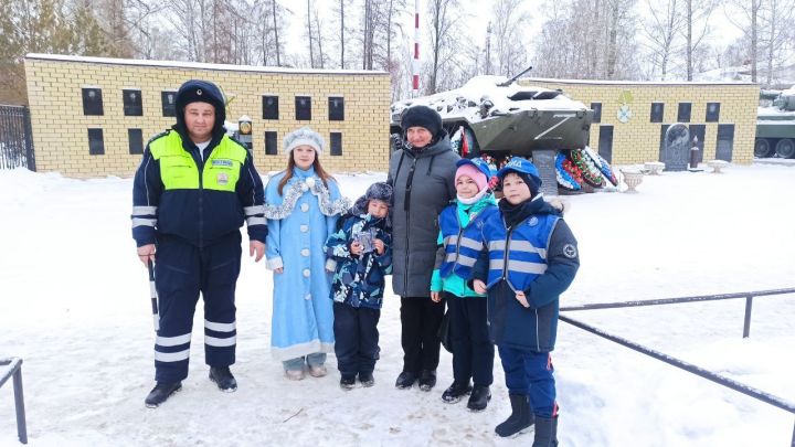 Сотрудники Госавтоинспекции Спасского района поздравили горожан с наступающим Новым годом