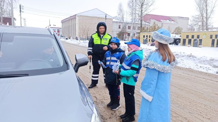 Сотрудники Госавтоинспекции Спасского района поздравили горожан с наступающим Новым годом