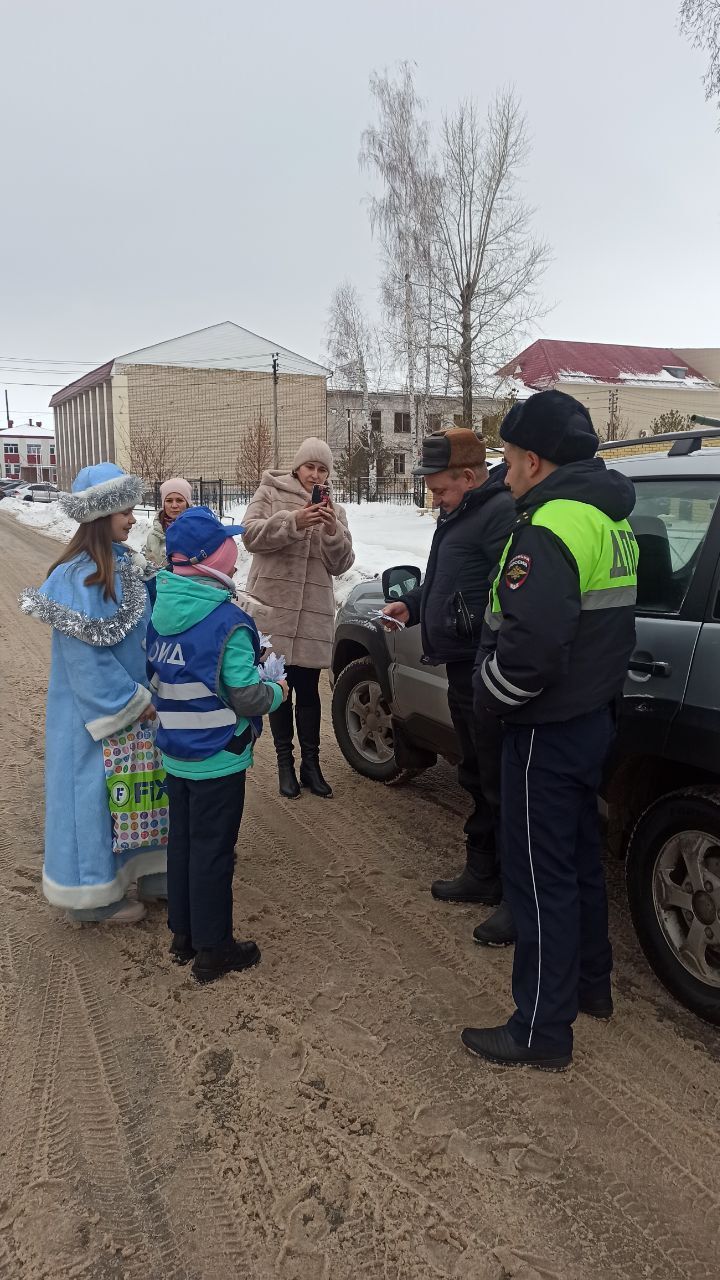 Сотрудники Госавтоинспекции Спасского района поздравили горожан с наступающим Новым годом