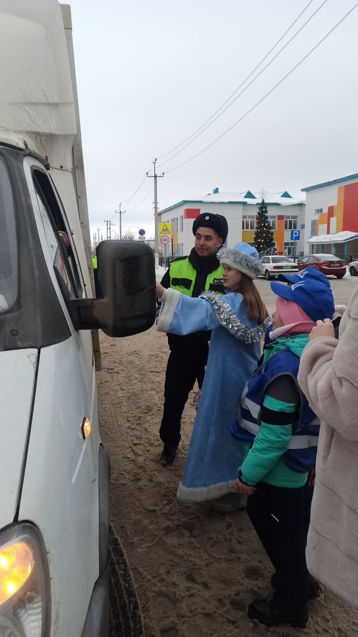 Сотрудники Госавтоинспекции Спасского района поздравили горожан с наступающим Новым годом