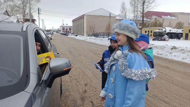 Сотрудники Госавтоинспекции Спасского района поздравили горожан с наступающим Новым годом