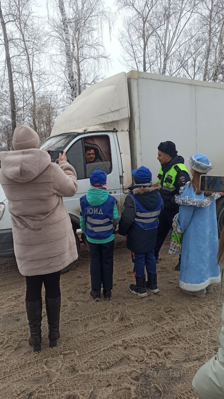 Сотрудники Госавтоинспекции Спасского района поздравили горожан с наступающим Новым годом