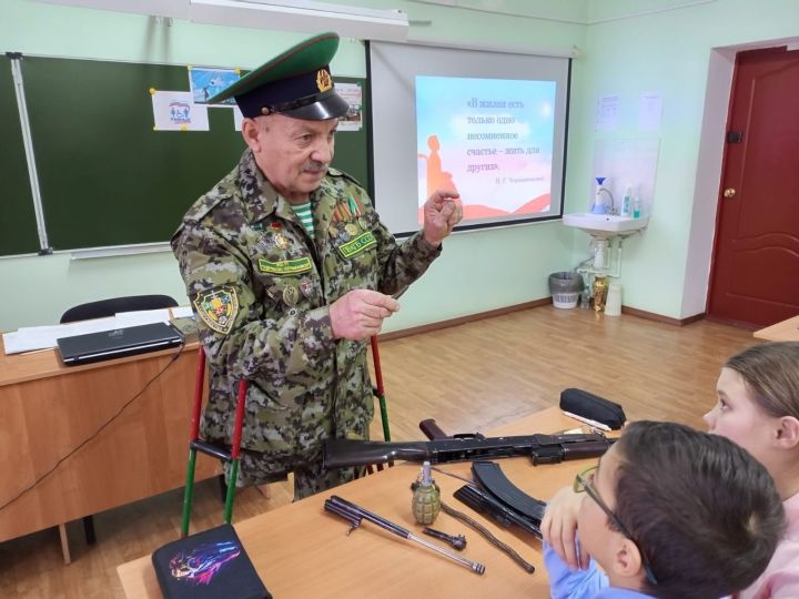 Ученики второй школы Болгара встретились с Рашидом Зиатдиновым