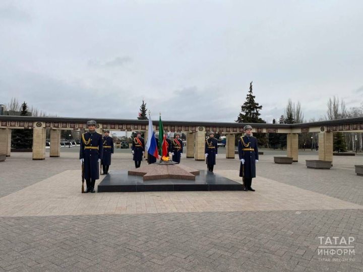 В Казани в парке Победы возложили цветы в честь Дня Героев Отечества