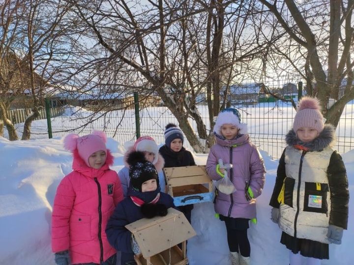 В детских садах и школах Спасского района продолжается акция «Покормите птиц зимой!»