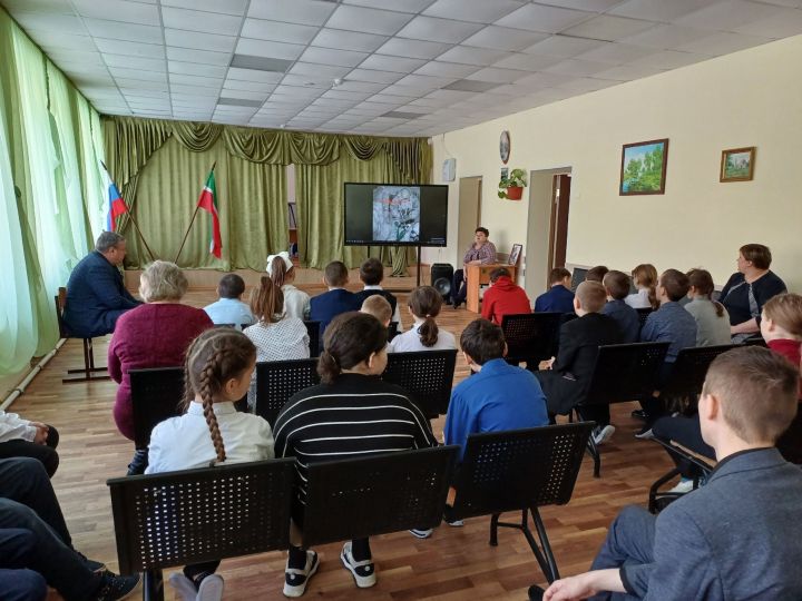 В Болгарской школе-интернат для детей с ОВЗ прошла траурная линейка