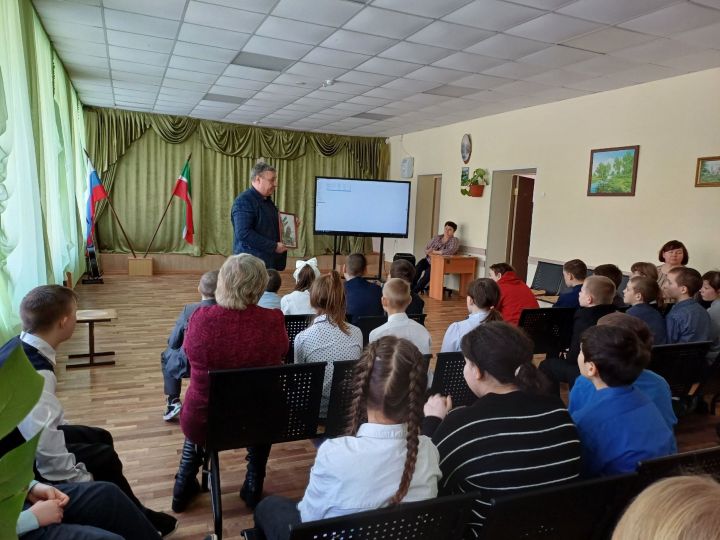 В Болгарской школе-интернат для детей с ОВЗ прошла траурная линейка