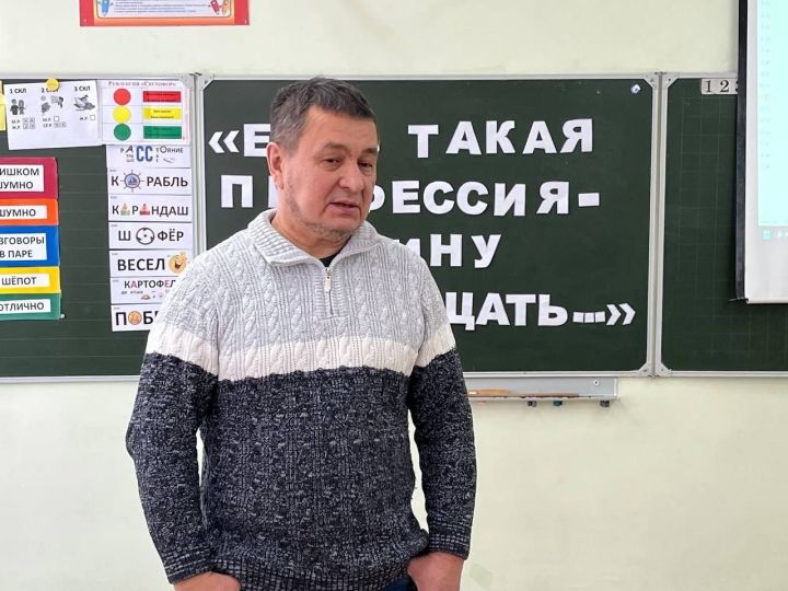 В Болгарской первой школе прошли классные часы «Есть такая профессия – Родину защищать…»