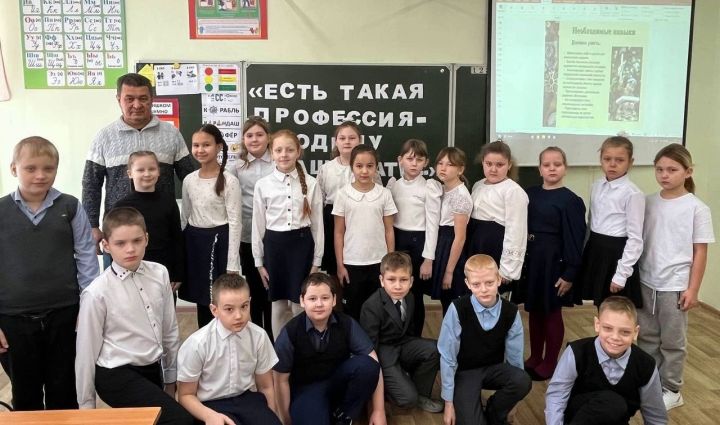 В Болгарской первой школе прошли классные часы «Есть такая профессия – Родину защищать…»