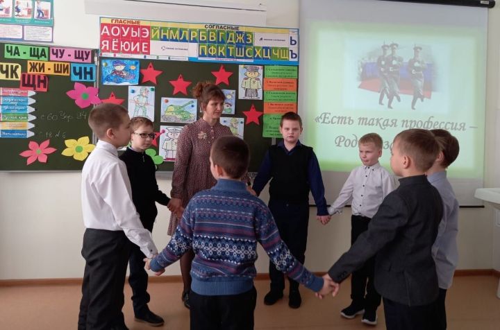 В Болгарской первой школе прошли классные часы «Есть такая профессия – Родину защищать…»