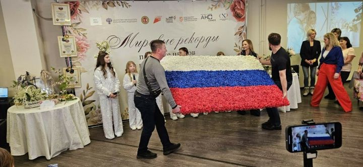 В Москве изготовили самый большой флаг из роз в мире