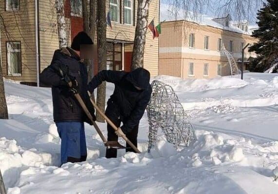 В Болгаре алиментщики выполняют обязательные работы, убирая снег