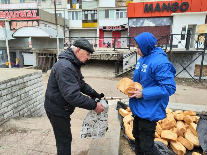 Молодогвардейцы Татарстана раздали горячие обеды жителям Лисичанска