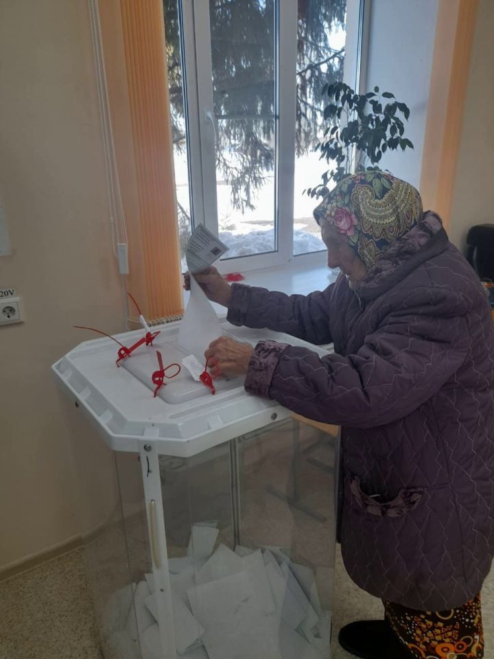 92-летняя труженица тыла проголосовала на выборах Президента РФ