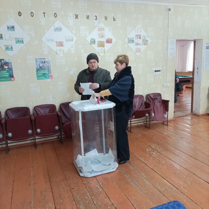 Руководитель Болгарского городского Исполнительного комитета проголосовала на своём избирательном участке
