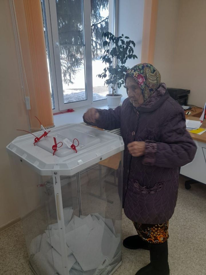 92-летняя труженица тыла проголосовала на выборах Президента РФ
