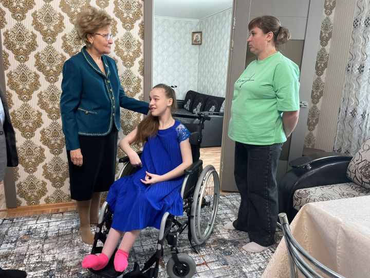 Депутат Госдумы РФ Татьяна Ларионова навестила многодетную семью Лапштаевых в Болгаре