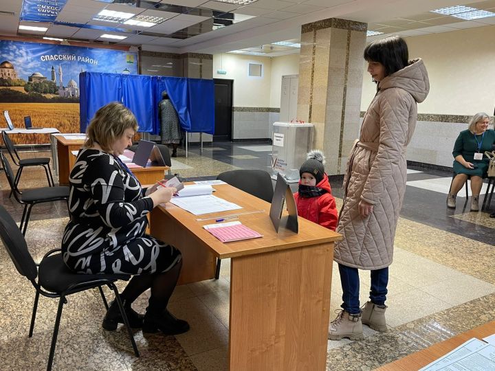 Спас районында ата-аналар балалары белән бергә тавыш бирергә киләләр