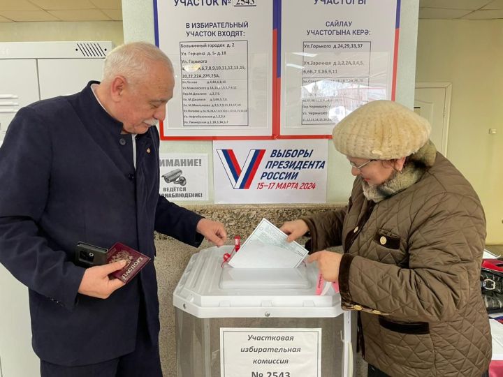 Депутат Госсовета РТ Камиль Нугаев проголосовал на избирательном участке 2543