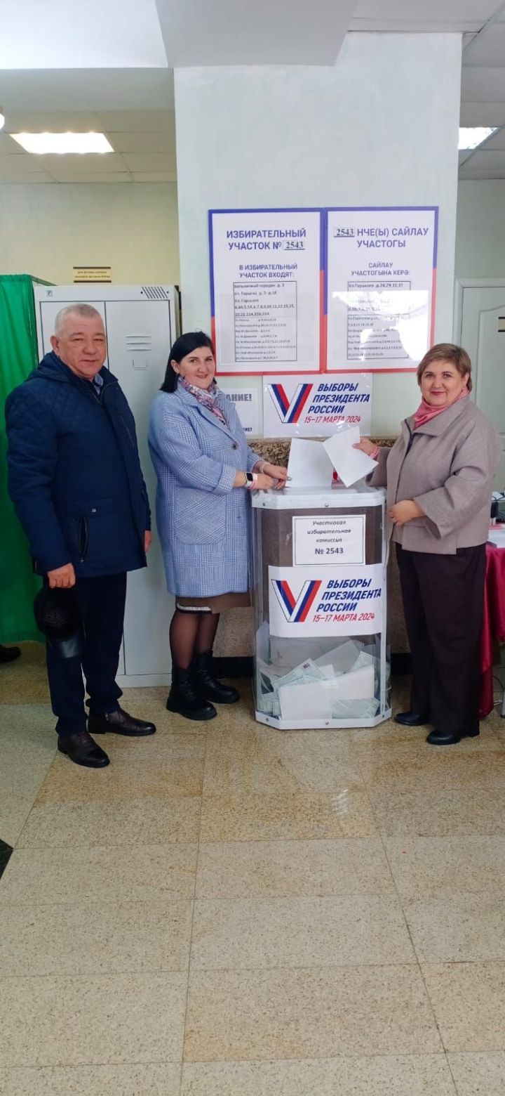 Глава Спасского района Фаргат Мухаметов проголосовал вместе с супругой и дочерью