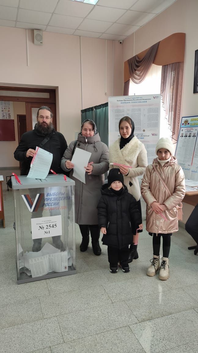 Священнослужитель из Спасского района голосовал с семьёй