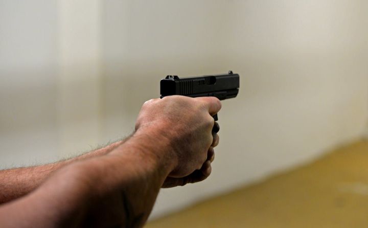 В Казани покупатель угрожал пистолетом в магазине