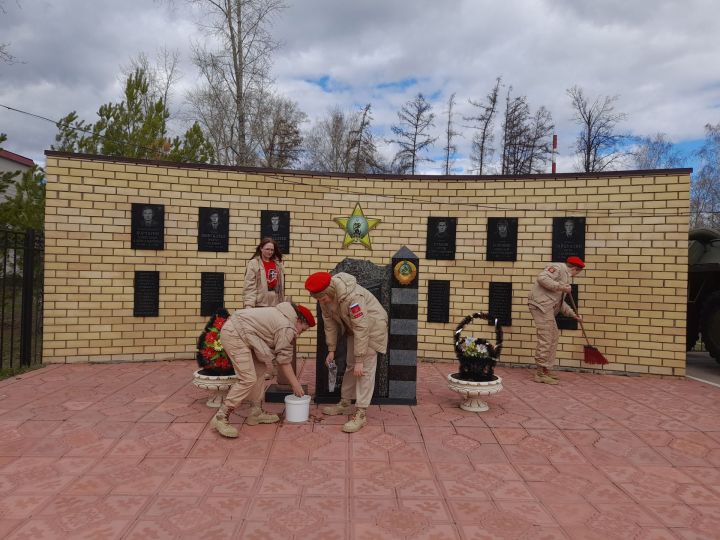 Болгарские юнармейцы проявили заботу о памятнике воинам-интернационалистам