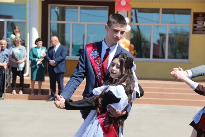 Традиционный вальс и особые ритуалы: как школьники Спасского района прощались со школой?