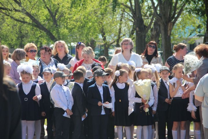 Традиционный вальс и особые ритуалы: как школьники Спасского района прощались со школой?