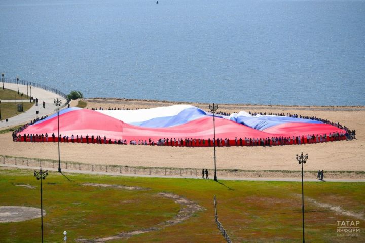 В Казани установили самый гигантский флаг России