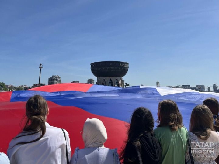 В Казани установили самый гигантский флаг России