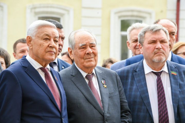 Минтимер Шаймиев: «Наше и будущее поколения с таким интересом и серьёзностью пришли увековечить память поэта»
