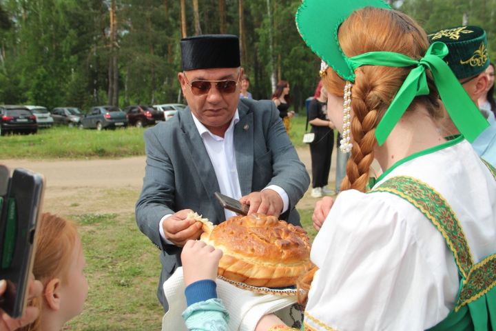 На Сабантуе развернули подворья с национальными угощениями