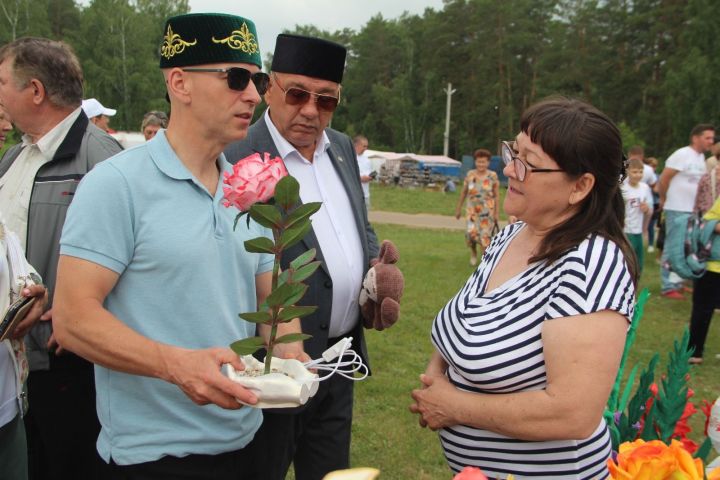 На Сабантуе развернули подворья с национальными угощениями