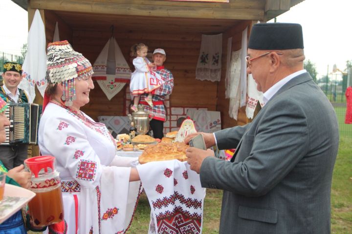 На Сабантуе развернули подворья с национальными угощениями