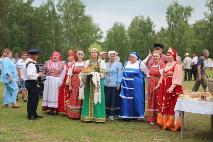 На Сабантуе развернули подворья с национальными угощениями