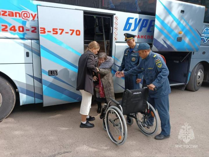 Первые эвакуированные прибыли в Татарстан из Курской области