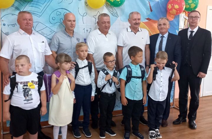 Глава Спасского района принял участие в акции «Помоги собраться в школу» в Полянках