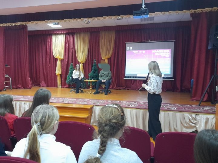 Ученики второй городской школы встретились с бойцом СВО в Болгаре