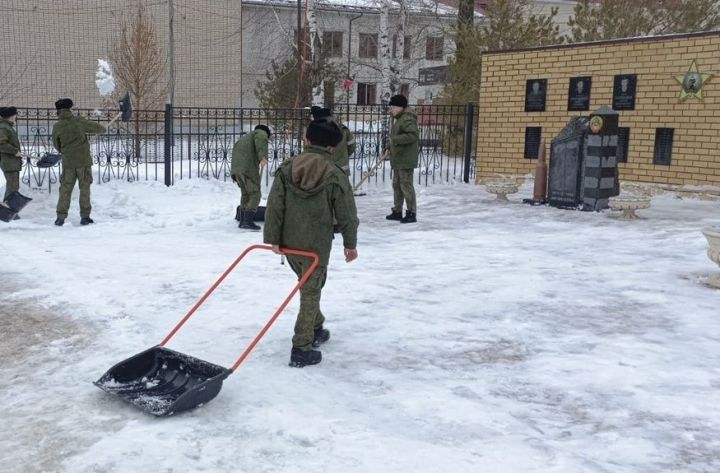 Кадеты расчистили территорию памятника Воинам локальных конфликтов в Болгаре