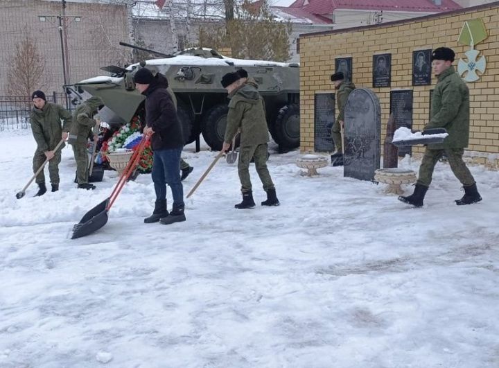 Кадеты расчистили территорию памятника Воинам локальных конфликтов в Болгаре