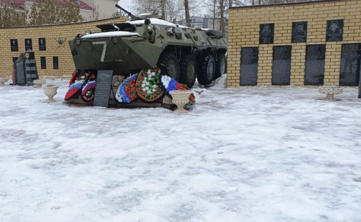 Кадеты расчистили территорию памятника Воинам локальных конфликтов в Болгаре