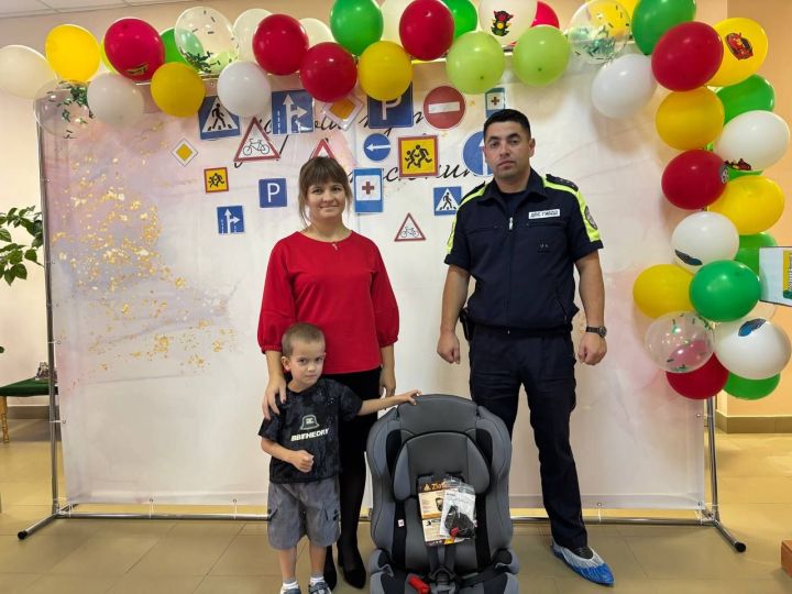 Госавтоинспекция Спасского района вручила автокресло для безопасности ребенка