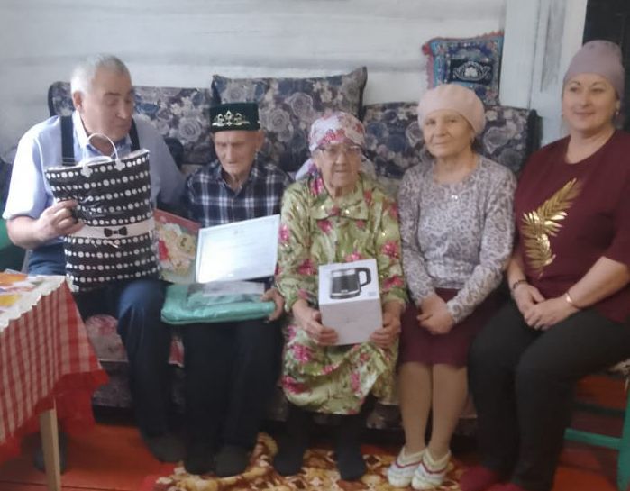 Ветерана труда в Иске Рязапе поздравили с юбилеем