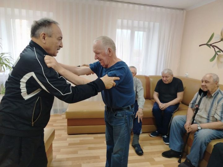 Костыль как средство самообороны: тренер по карате провел мастер-класс в Спасском ДИПИ
