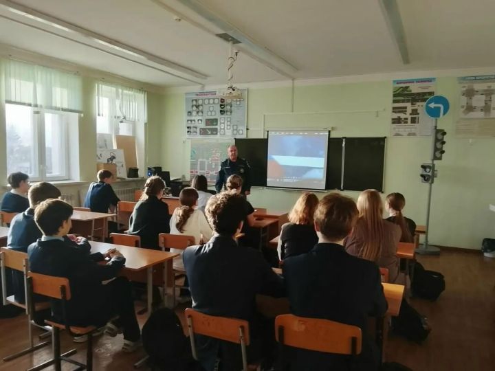 Школьники Болгара узнали о безопасности на водоемах и в цифровом пространстве