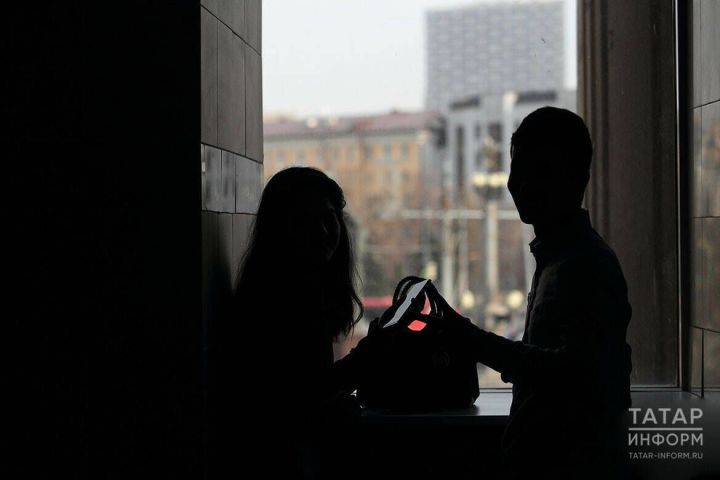 Сети ловцов: как преступники через интернет заманивают подростков и как их защитить