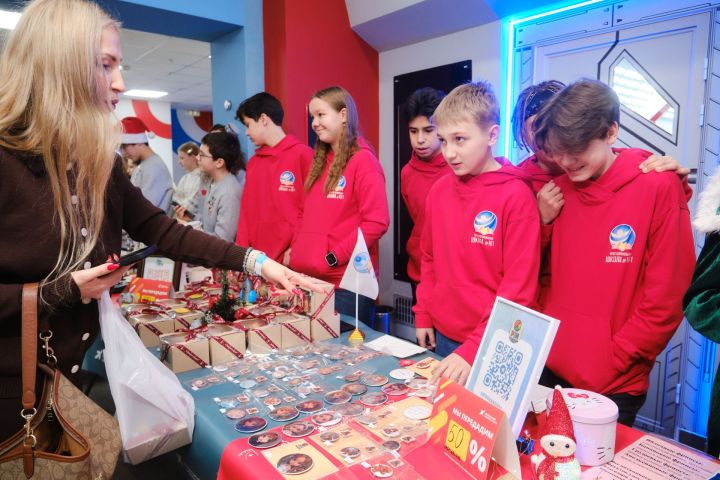 На ярмарке школьного бизнеса в Казани подростки представили «умные» шопперы и роботов